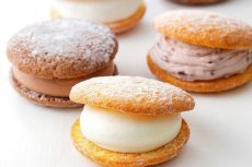 画像1: ジャンボシュークリーム「キャベツ畑」＆「ぷちぷちたまご５個」セット【道内送料込み】 (1)