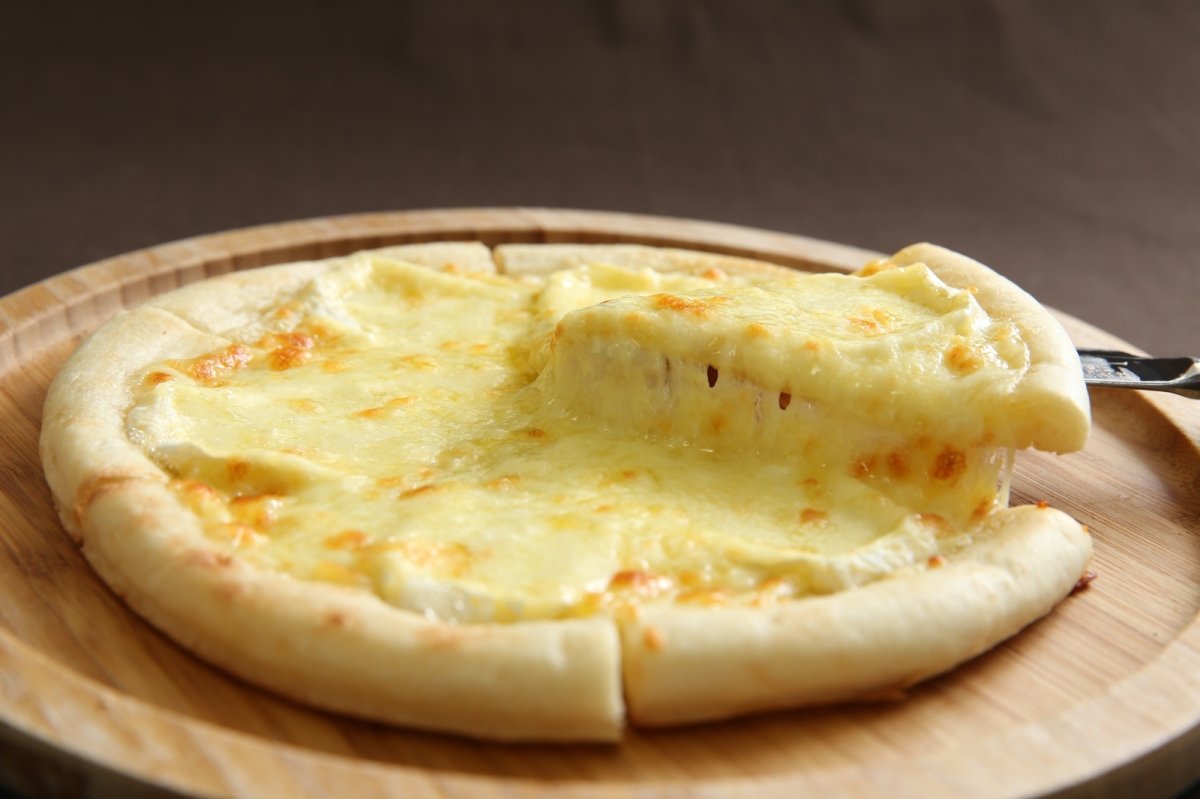 画像3: チーズ工房のピザ６枚セット【道内送料込み】　浜中おおともチーズ工房の「とまとマルゲリータ」３枚＆「４種のチーズたっぷりピザ」３枚 (3)