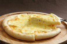 画像3: チーズ工房のピザ６枚セット【道内送料込み】　浜中おおともチーズ工房の「とまとマルゲリータ」３枚＆「４種のチーズたっぷりピザ」３枚 (3)