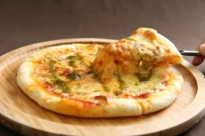 画像1: チーズ工房のピザ４枚セット【道内送料込み】　浜中おおともチーズ工房の「とまとマルゲリータ」４枚 (1)